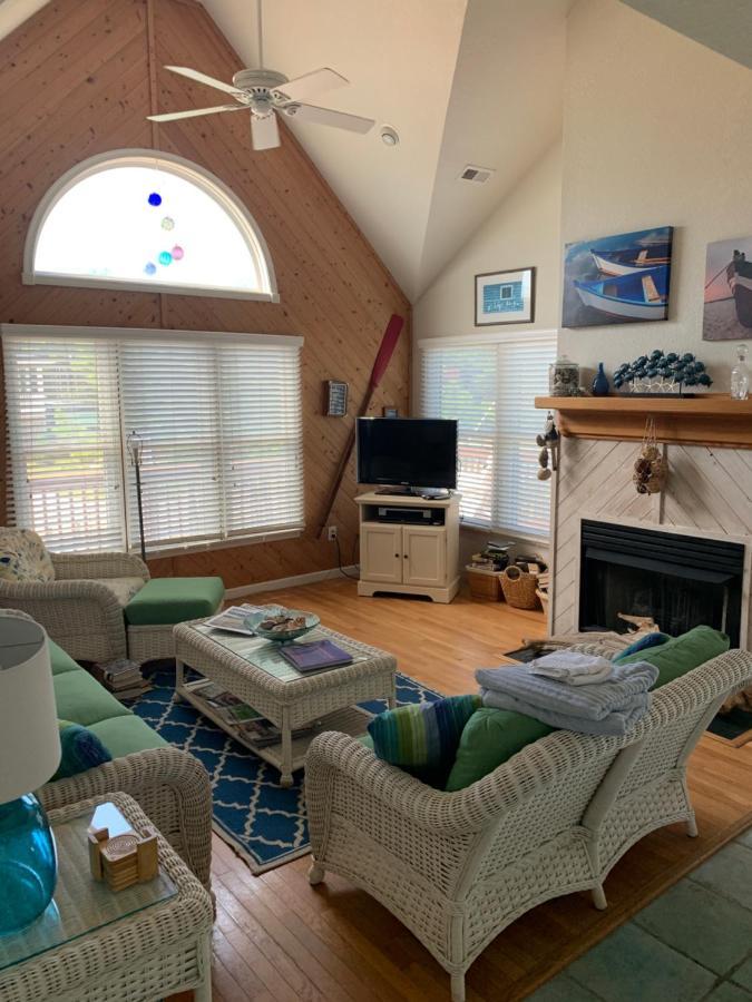 Pet-Friendly Coastal Retreat with Pool and Fireplace Nags Head Exterior photo